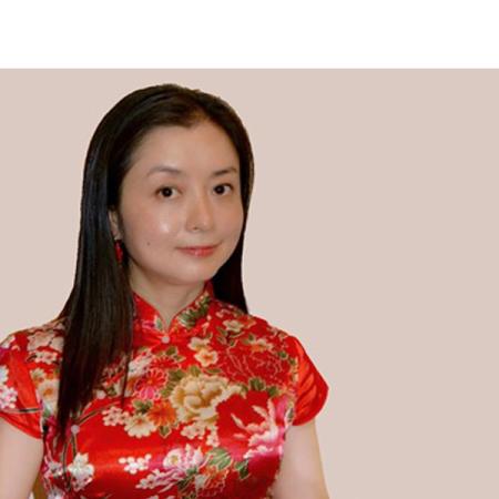 A photo of Daisy Wu playing the chinese zither